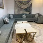 كنب مقاس 6 في 4 وستارة وسجادة وطاولات وخزانه شاشة