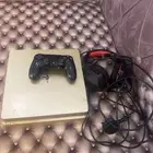 سوني فور ذهبي مع سماعه مع يد سوني و شريط استخدام ثمان شهور