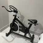 دراجة ثابتة وكيس ملاكمة مع القفازات