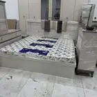 غرفة نوم مستعمله نظيفة في دواليب في سرير