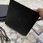 سوني 4 على الشرط معا جميع الاغراض اللي واضحة في الصوره