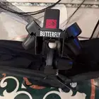 طاولة تنس مع جهاز روبوت butterfly