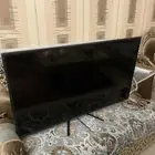 شاشه لا اعلم كم مقاسه نظيفه مركب عليها استاند