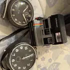 ساعات قديمة وكاميرا وصحون