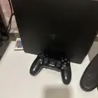 سوني 4 مع يد ويوجد فيه حساب 100 سكن فورت وفيفا 23 و24.