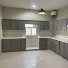 شقة دور ارضي واسعة ومستقلة بالقرب من كوبري مطار ابها