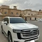 تويوتا لاندكروزر 2023 L4 سعودي ممشى قليل .