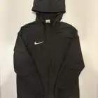بلوفر صيفي أسود من Nike