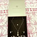 طقم اكسسوار ذهبي من فايلت.