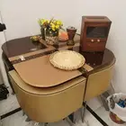 طاولة طعام بأربع كراسي جلد لكن واحد من الكراسي مكسور يحتاج ل