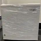 ثلاجة غرفة نوم او مكتب وطاولة تلفزيون