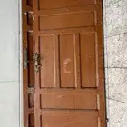 للبيع ابواب العدد 2 خشب مستعمل قوي ثقيل