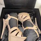 كعب سان لوران لون بيج جديد غير مستعمل