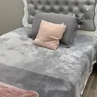 غرفة نوم سرير و كمدينه و تسريحة