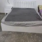 سرير مع تسريحه وكمودينو ومجلس مع سجاده