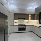تصميم مطبخ أنيق بألوان فاتحة يمنح إحساس بالرحابة والهدوء