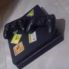 السلام عليكم للبيع سوني 4 500 قيقا مع يدتين وحده وكاله وحده