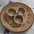 صينية دائرية كبيرة  وصينية أصغر بداخلها  وثلاث سلال صغيرة