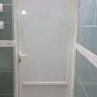 أبواب دورات المياه وباب مطبخ نظيفه