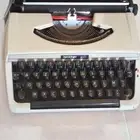 الة كاتبة قديمة بحالة شبة جديدة