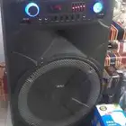 طاولات قزاز وكراس شفاف مع تنسيق الورد
