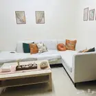 كنة مع مخدات وطاولة وقهوة
