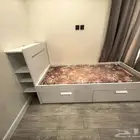 سرير ايكيا مع دروج ورفوف