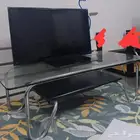 تليفزيون 32بوصة وطاولة زجاج