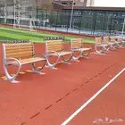 كرسي حديقة المشهد الحضري مدعم بهيكل من الحديد ورجل في الوسط