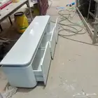 طاوله تحت الشاشه بثلاثه ادراج
