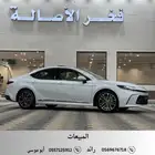 تايوتا كامري 2025 LE-HVE ( هايبرد ) اللون ابيض لؤلؤي اصفار