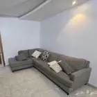 كنب بحالة ممتازة مودرن حرف L للبيع