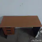 مكتب مع اغراض