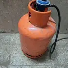 اسطوانة غاز فيها النص ومع الساعه والهوز 4 متر