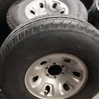 5 جنوط نيسان حوض اصلي و5 كفرات شاهين نظيفه مره مقاس 16
