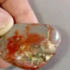 حجر غريب يتلامع وملمس ناعم جدا وكأن في داخله شي الموقع سأعلا