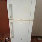 ثلاجه وشاشات وطاولات وكراسي تعليميه للبيع