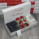 قماش مع شال من ورد طبيعي أو صناعي
