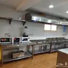 مطبخ وكوفي وجلسات مطل بالسطح