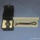 مسباح لونها بني غامق و ساعة لونها اسود