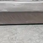 سرير نفر واحد جديد استعمال 3 شهور ومتوفر معه مرتبه كبيره
