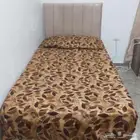 سرير نفر واحد ويوجد معه مرتبه