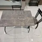 طاوله مع 4 كراسي شبه الجديده