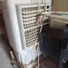 مكيف وساعة وطاولة ودولاب لوحات حائط ورفوف