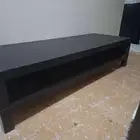 طاوله شاشه من ايكيا استخدام قليل شبه جديده للبيع المستعجل ب