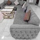 طقم كنب 4 قطع مع طقم طاولات 5 قطع للبيع