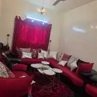 كنب نظيف مع ستاره مع فرشه حمراء مع 2 فازه