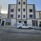 للبيع شقه علويه مصعد شغال وسطح خاص ف احد رفيده