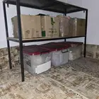 رف خشبي حديدي.