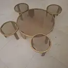 طاوله زجاحيه وفيها اربع ماسات صغار